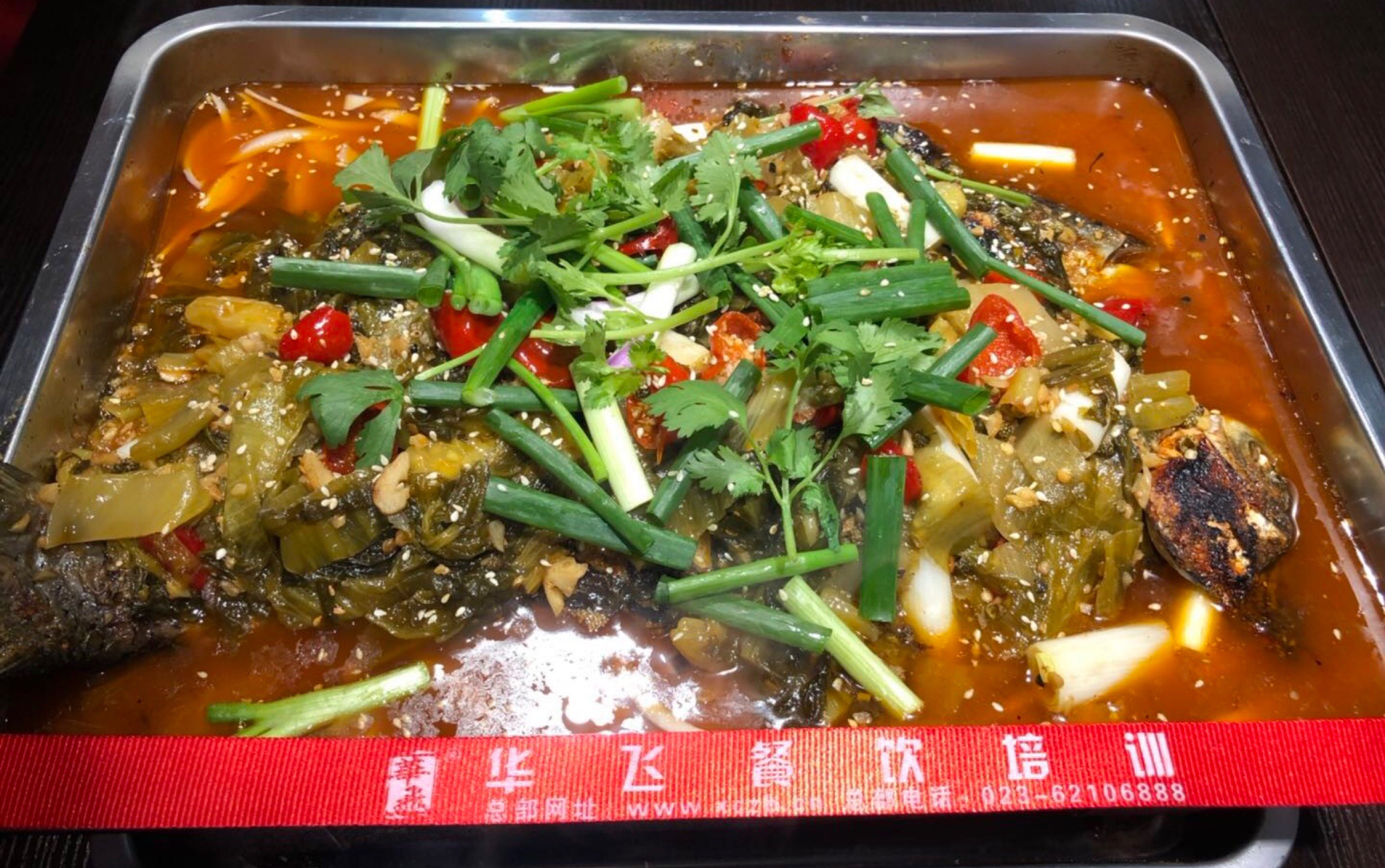 万州烤鱼配方:蒜粒30克,泡姜25克,野山椒60克,青泡椒200克,鸡精30克