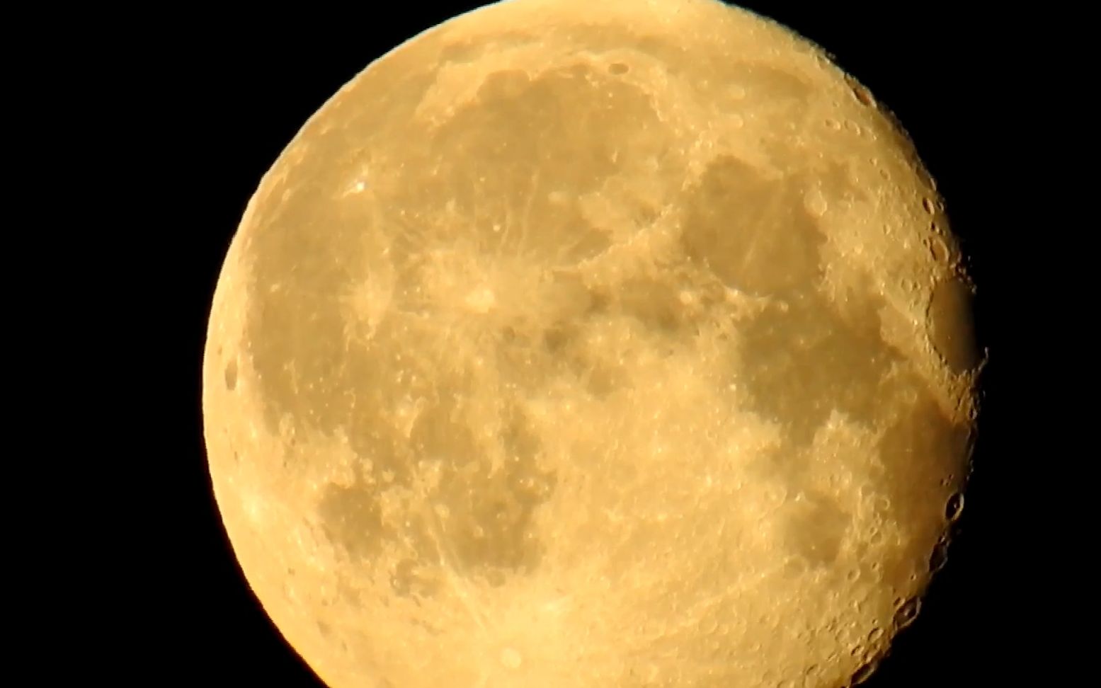 f915 金色大月亮圆月月球表面陨石坑撞击形成的坑洞特