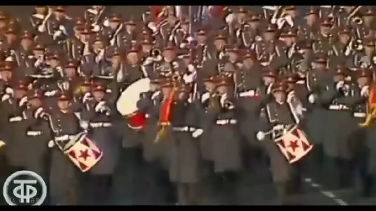 1983年十月革命阅兵式苏联军乐队行进演奏《无敌与传奇》《苏军之歌》