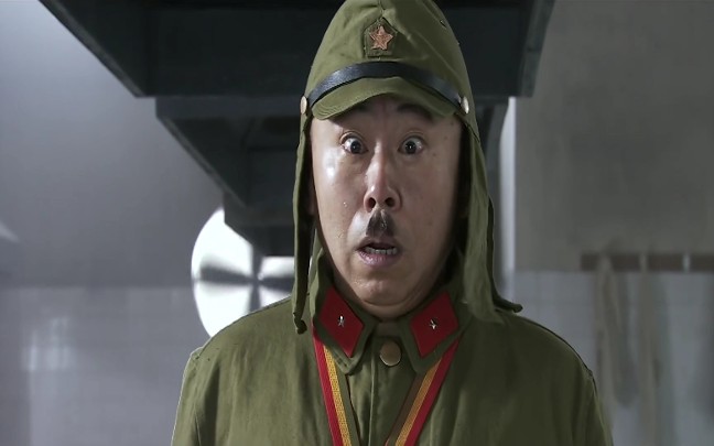 举起手来2:潘长江从天而降,直接废了长官的两脚,长官哭笑不得