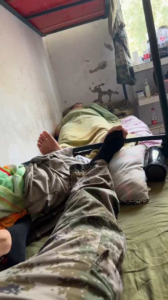 温柔帅气兵哥哥互相用脚交流感情太有爱