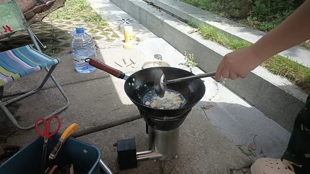 女儿说在户外的菜特别好吃,我觉得是柴火炉的功劳,还有就是野外吃饭的环境会攻变,会让人胃口大开,所以偶尔出来旅行还是很有必要的,这种新鲜菜,...