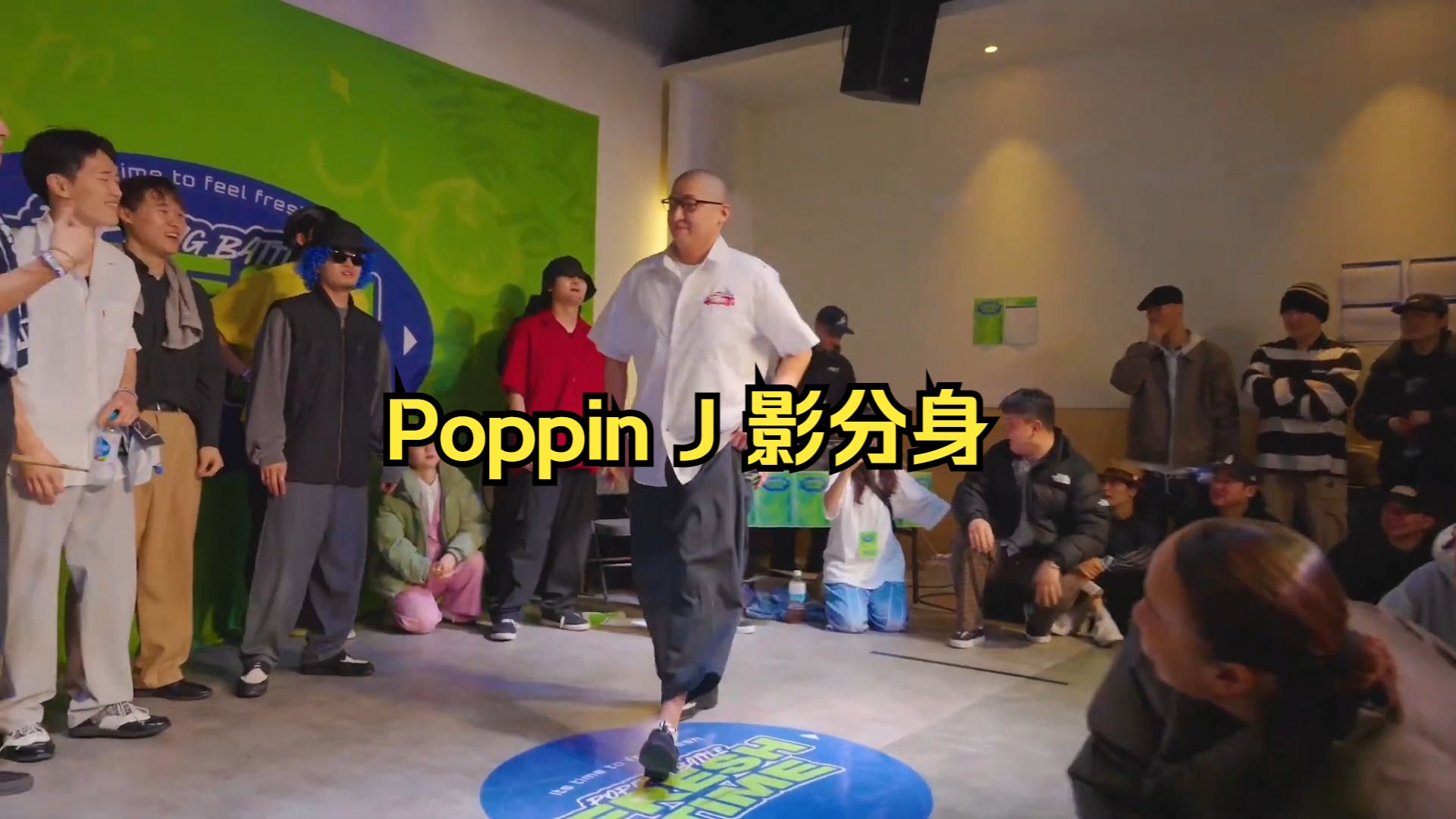 这哥们 为了poppin j 准备了挺多衣服啊