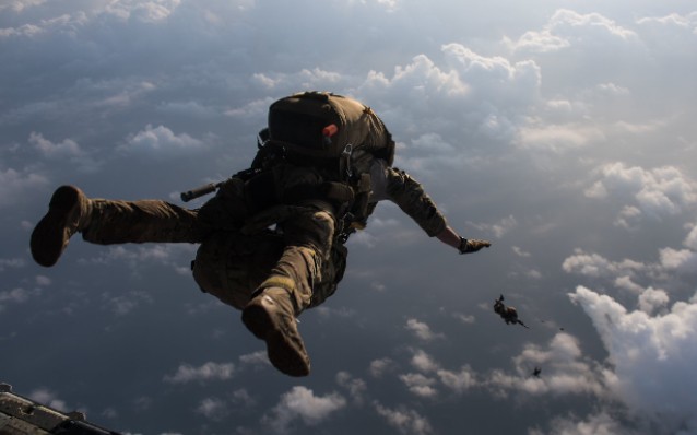 美国空军第82远征救援中队halo跳伞训练_哔哩哔哩 (゜-゜)つロ 干杯