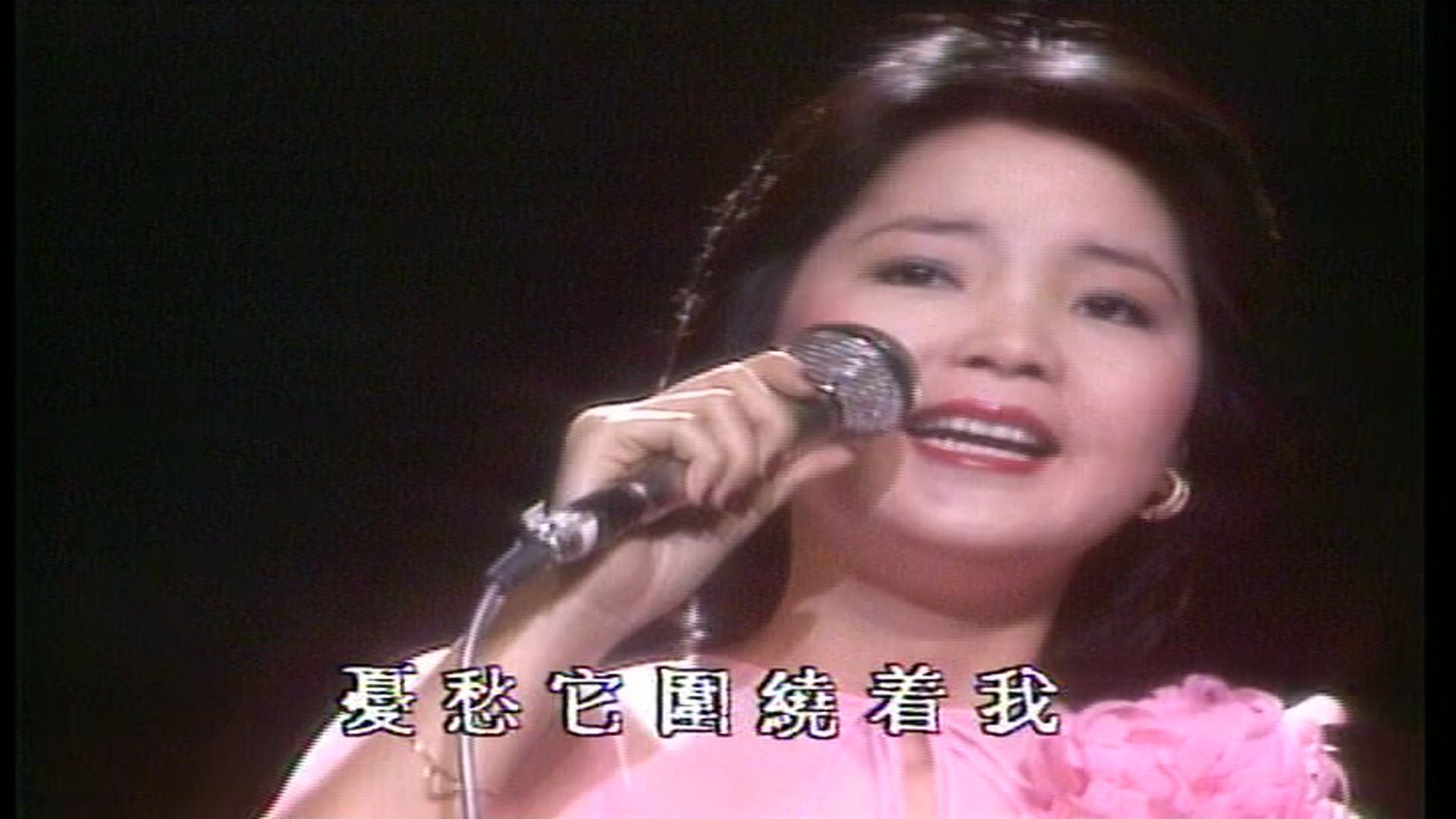 邓丽君1976年23岁香港利舞台演唱会歌曲《千言万语》