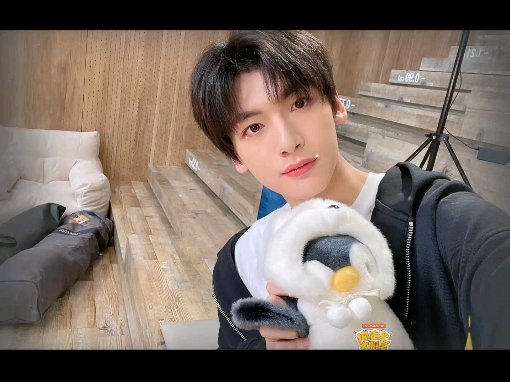 【翟潇闻】岛主和企鹅合影