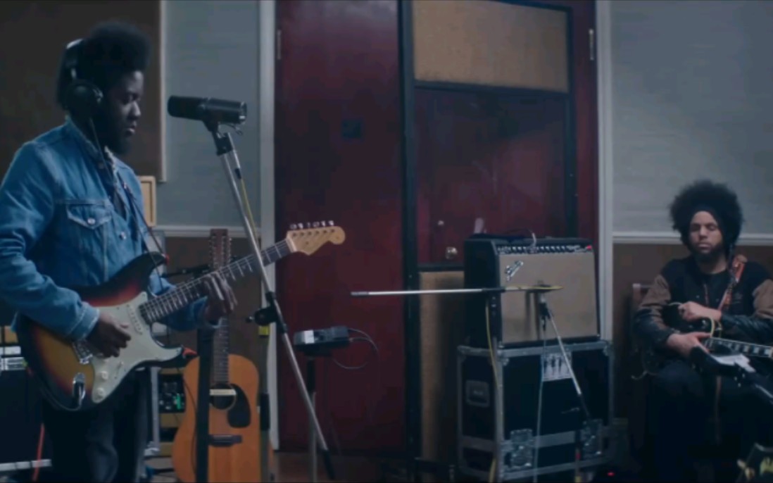 [图]美剧大小谎言Big Little Lies开场主题歌，Michael Kiwanuka - Cold Little Heart (Live Session)