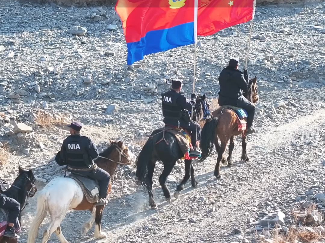 新疆边防上的国安战士高举国旗警旗,骑马驰骋高山戈壁之间,守卫祖国边疆每一寸土地哔哩哔哩bilibili