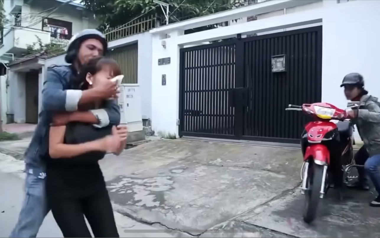 女人被捂晕带走