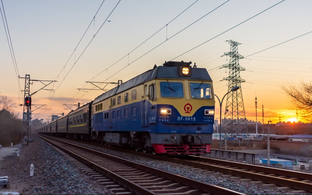 【京承鐵路】一片夕陽與晚霞下,k1189次(北京—烏蘭浩特)駛上溫榆河