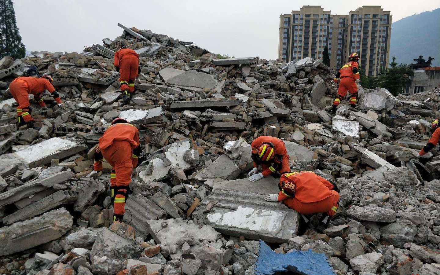 雅安地震 四川芦山 6.1级地震 救灾现场 一同为四川祈福
