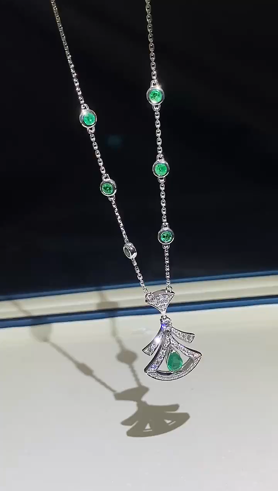 宝格丽祖母绿水滴扇型项链