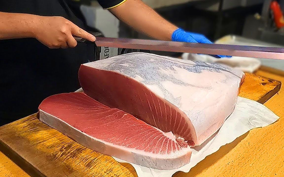 [图]1,000,000.00 元的巨型蓝鳍鱼团切割豪华生鱼片，看着好解压