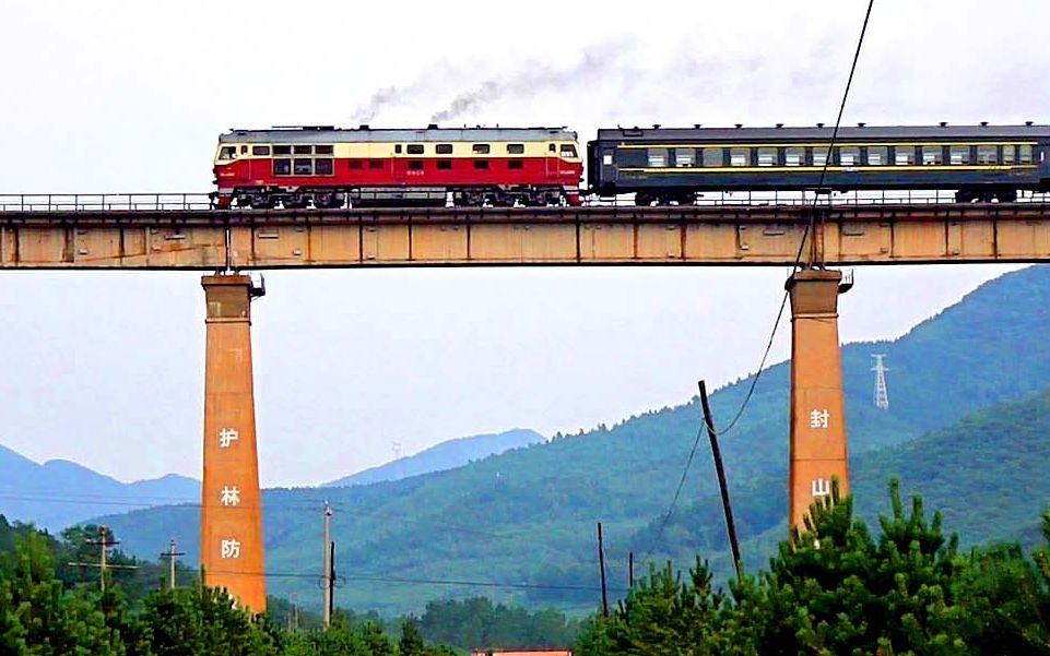 京通 客车6029银镇开车 驶上特大桥