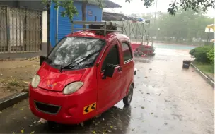 Descargar video: 外面下着瓢泼大雨 马路上都成河了 开个三轮房车雨中前行真爽