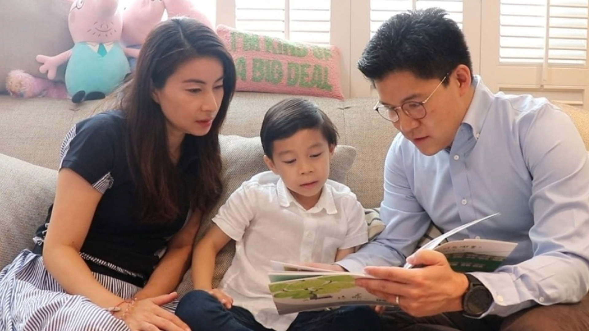 郭晶晶回国后云南度假,素颜带孩子出镜,穿搭朴素低调接地气