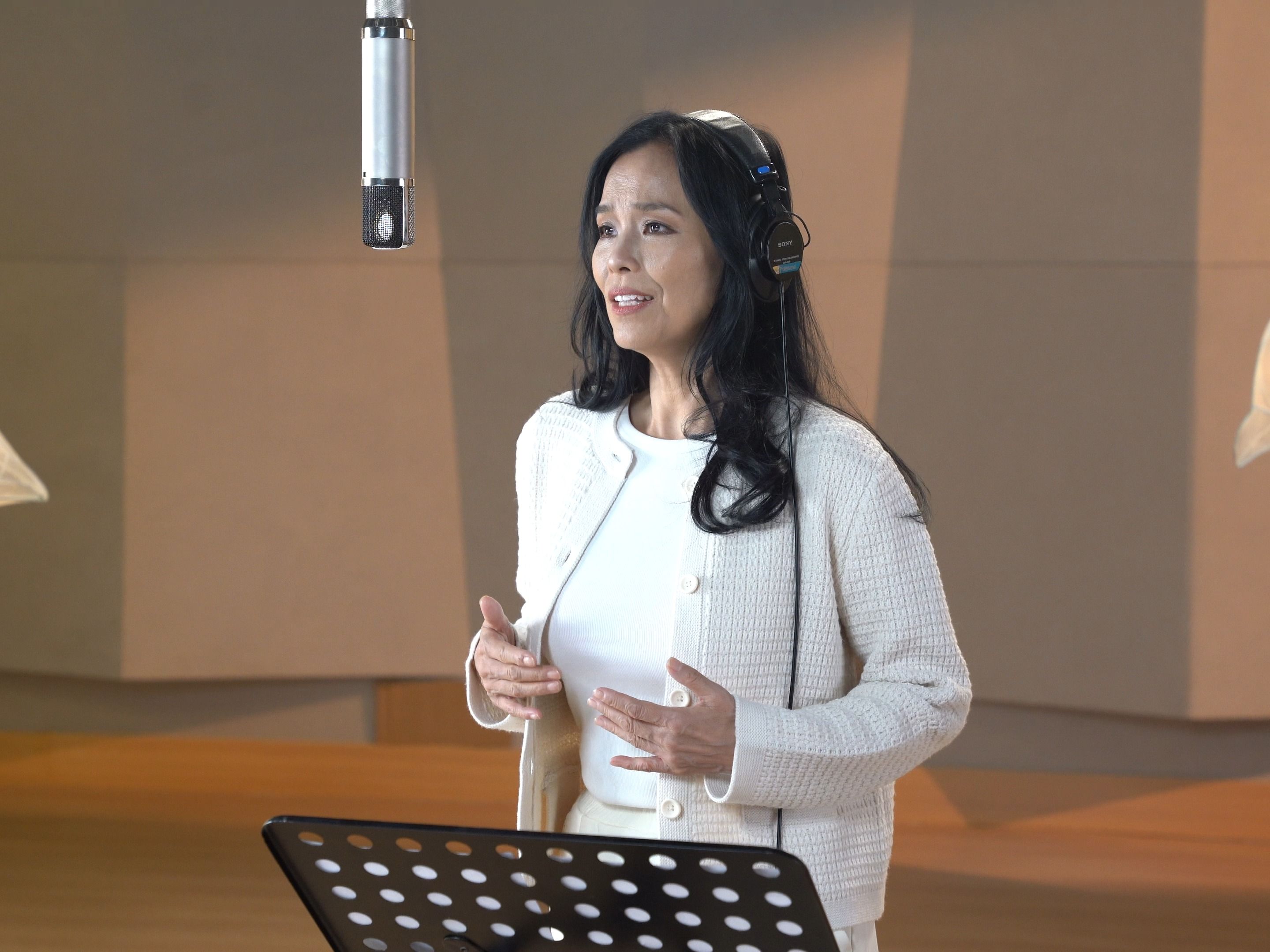 时代歌者韦唯老师录音棚录制《明天会更好》为祖国呐喊 为时代高歌