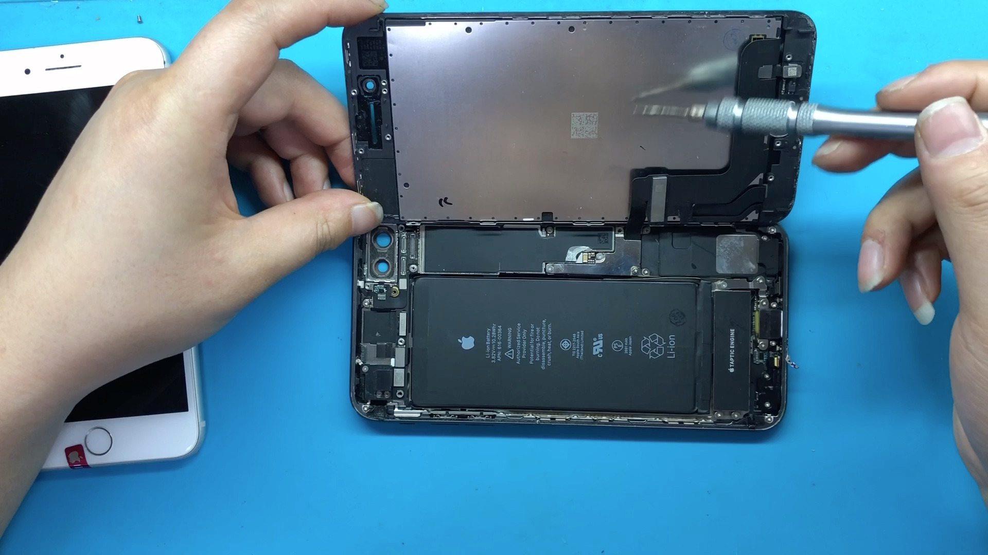 499淘了两台iphone8p游戏机,拆机检测发现还是原装屏,真香