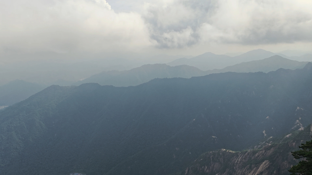 黄山天都峰鲫鱼背