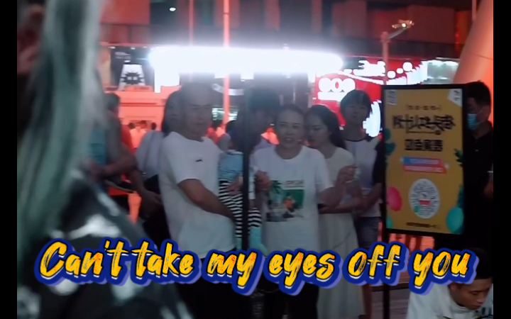 [图]街头演唱英文经典歌曲《Can't Take My Eyes Off You》