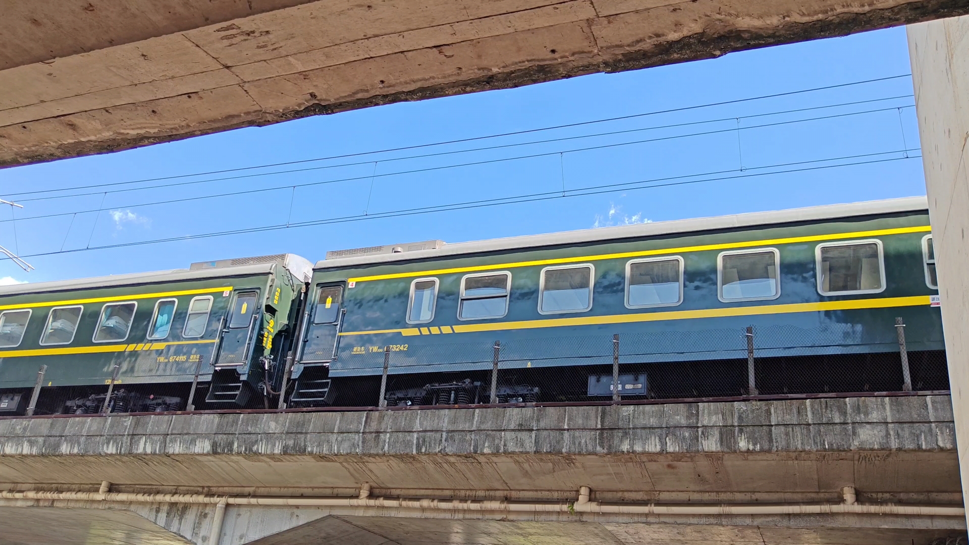 近距离拍绿皮火车:一节接着一节的震撼视觉冲击