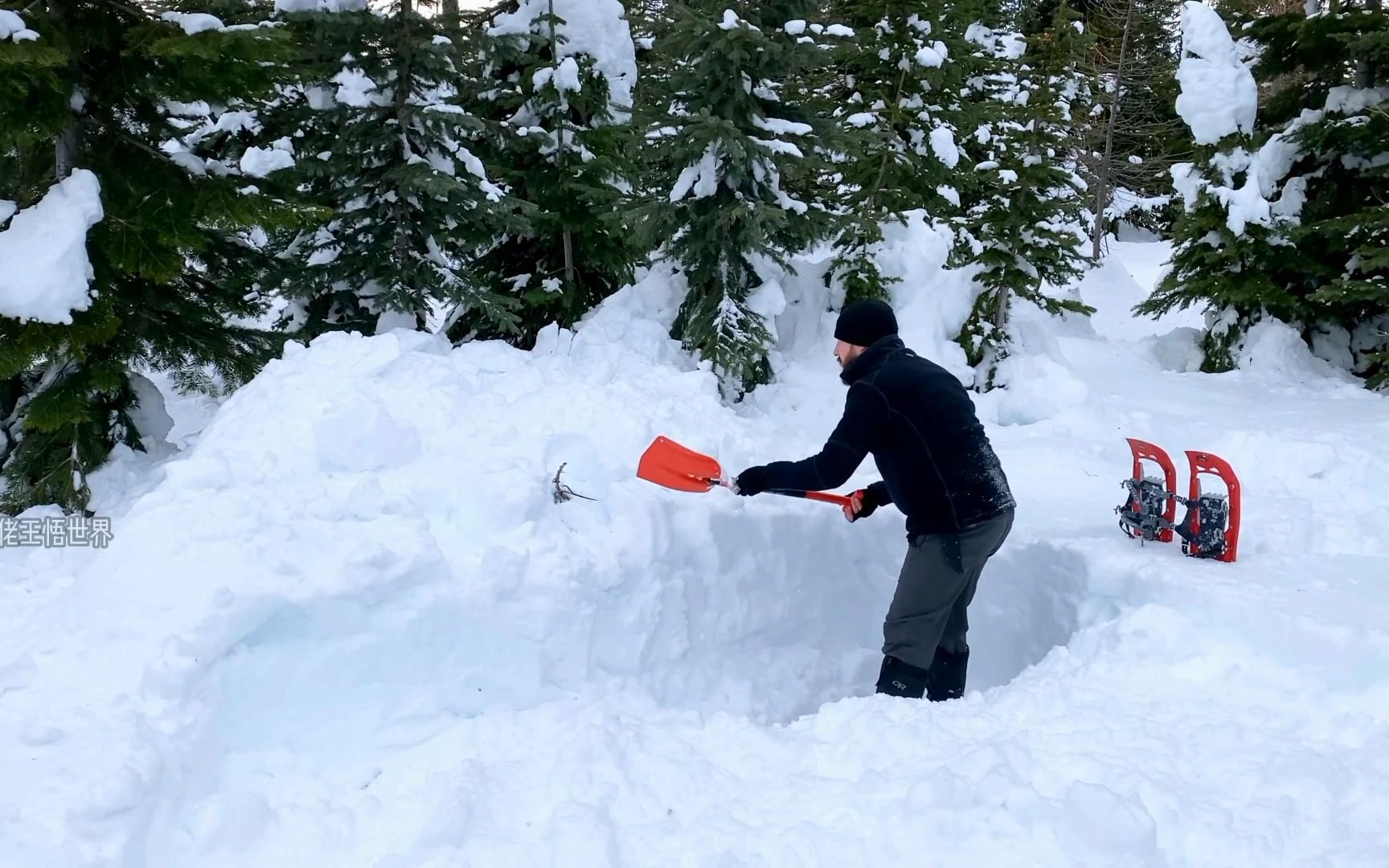 男子在近2米深雪地露營,為了生活,睡一晚又如何#野外生存