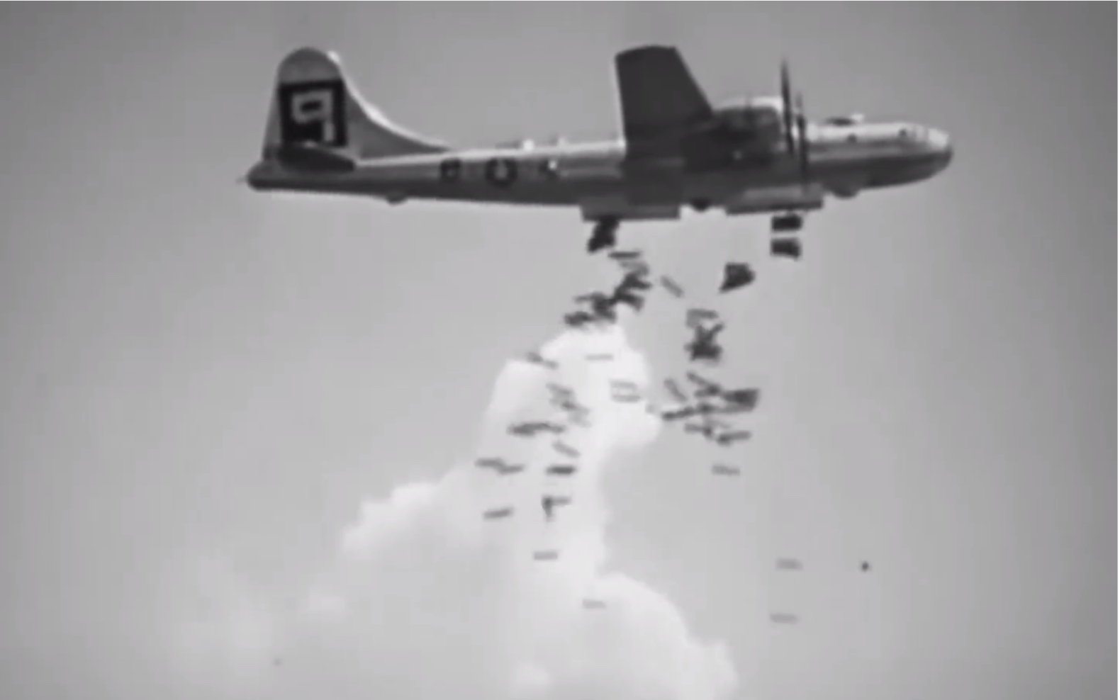 1945年东京大轰炸画面:1000度高温下,10万日本人瞬间融化!