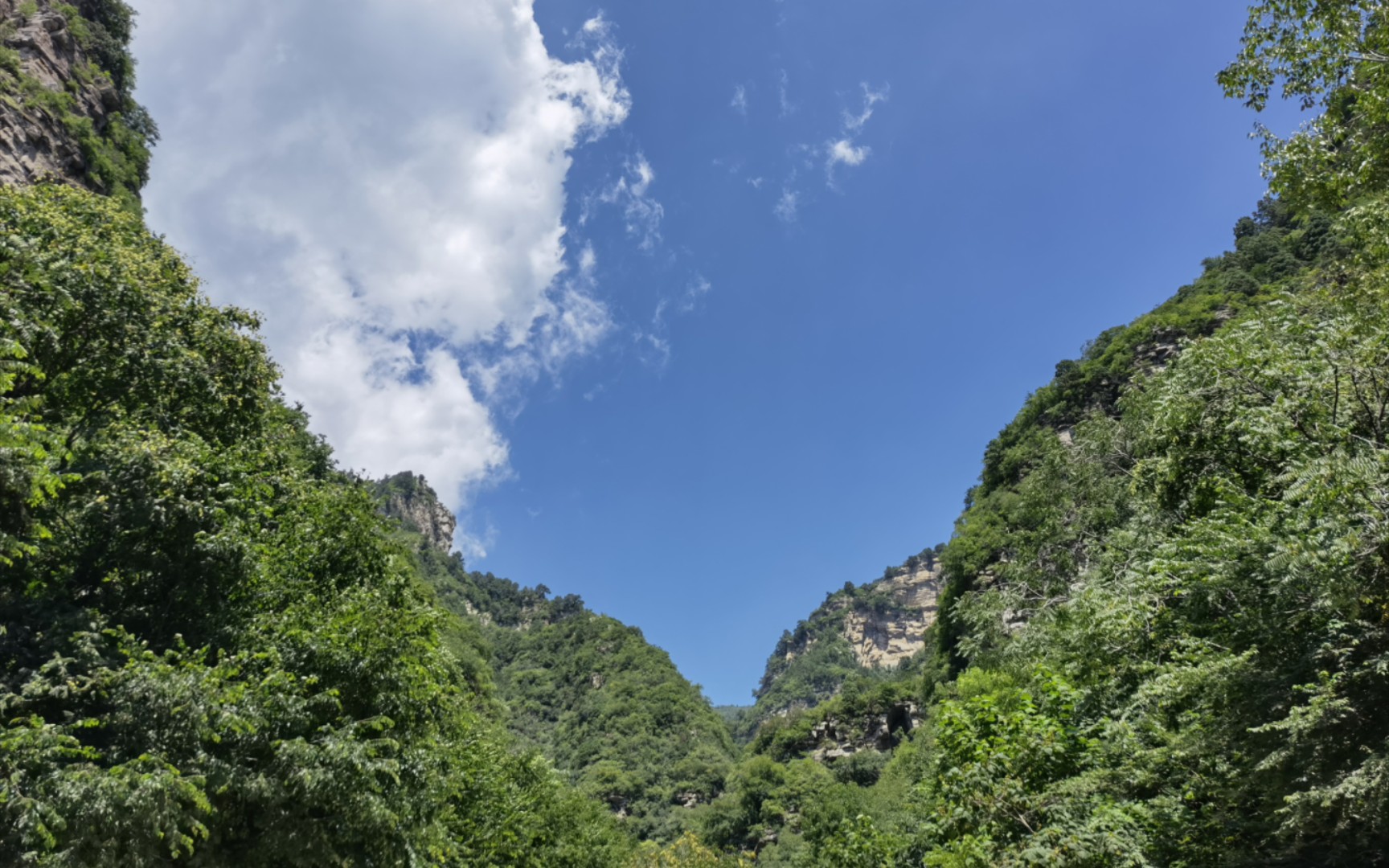 上方山国家森林公园位于北京市房山区境内,主峰海拔高为860米,总面积