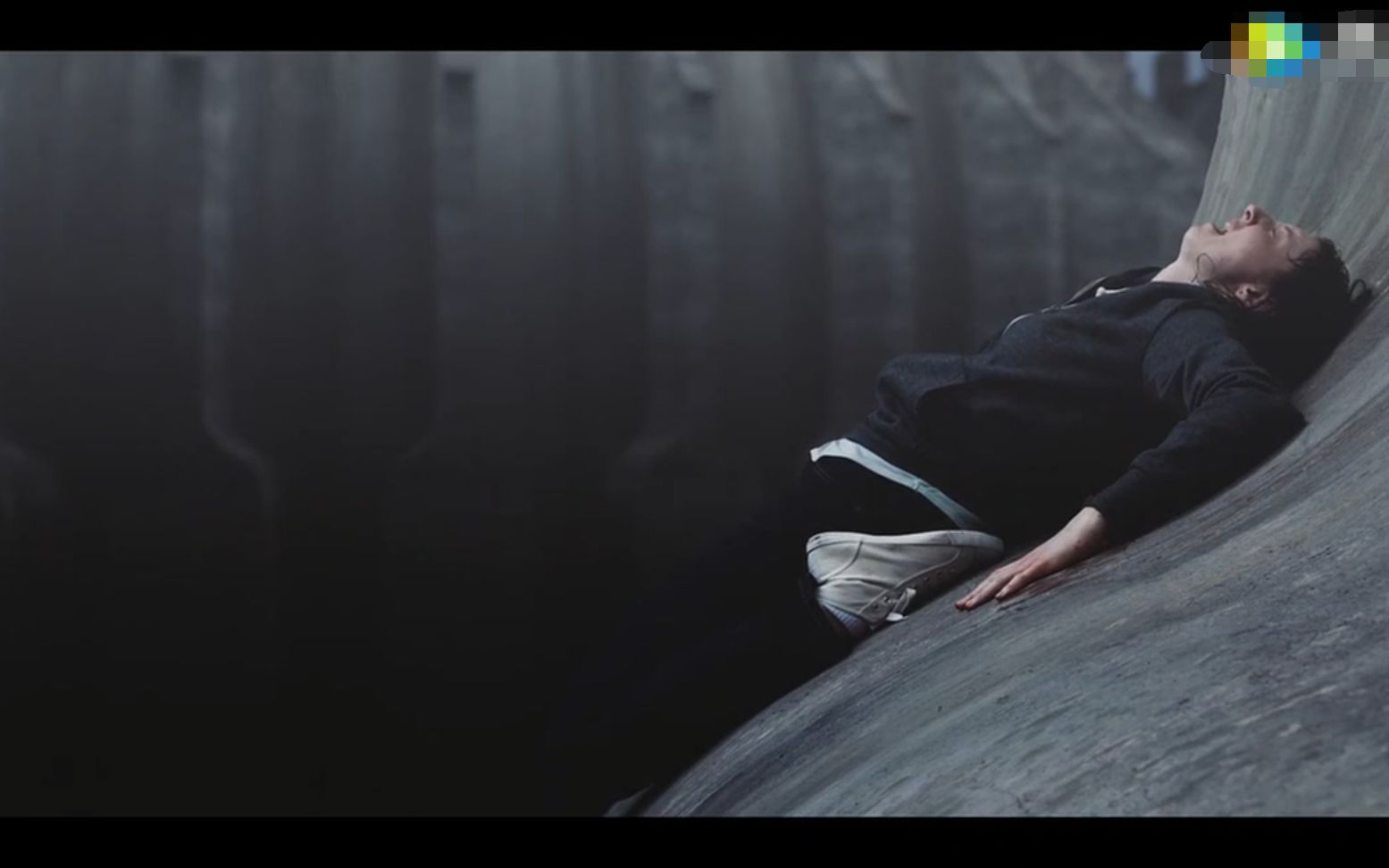 深度解析绝望电影曲面身处光滑峭壁脚下万丈深渊换你会怎么做