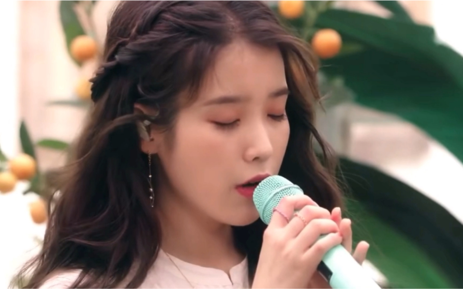 【iu】近距离欣赏iu的颜,听着iu的《eight》