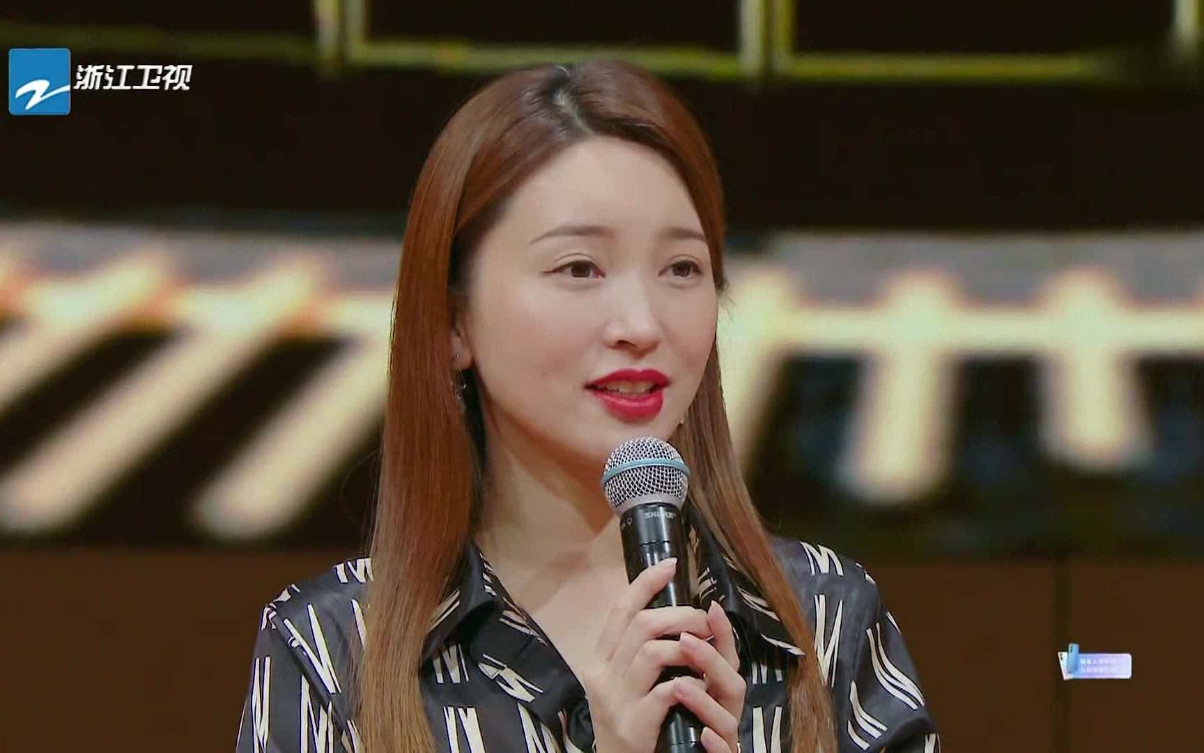 郝蕾发出质问为什么所有人都要来演戏呢我就是演员