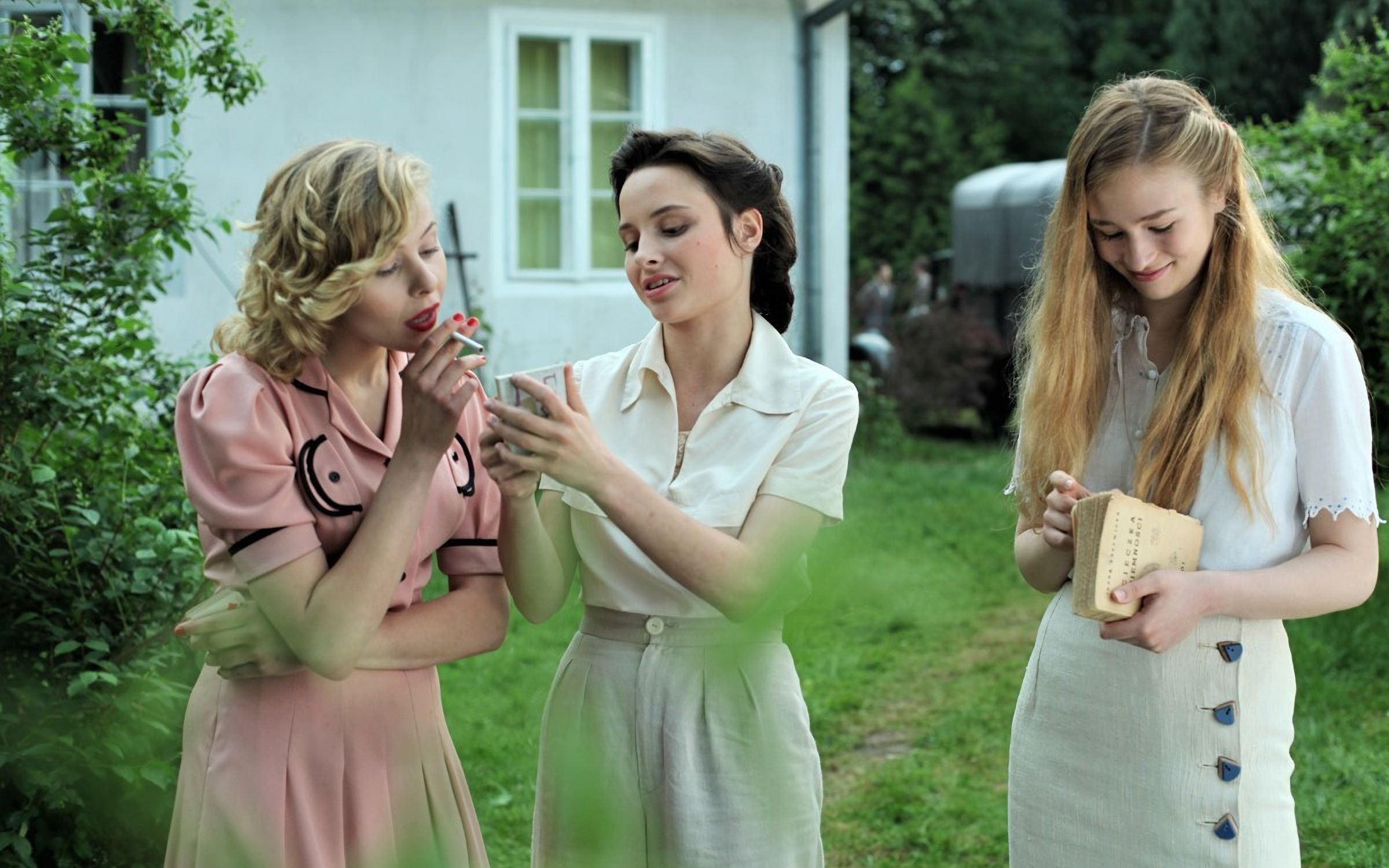 战争中的年轻人,在青春的怅惘里,讲述他们的《浴血华沙》