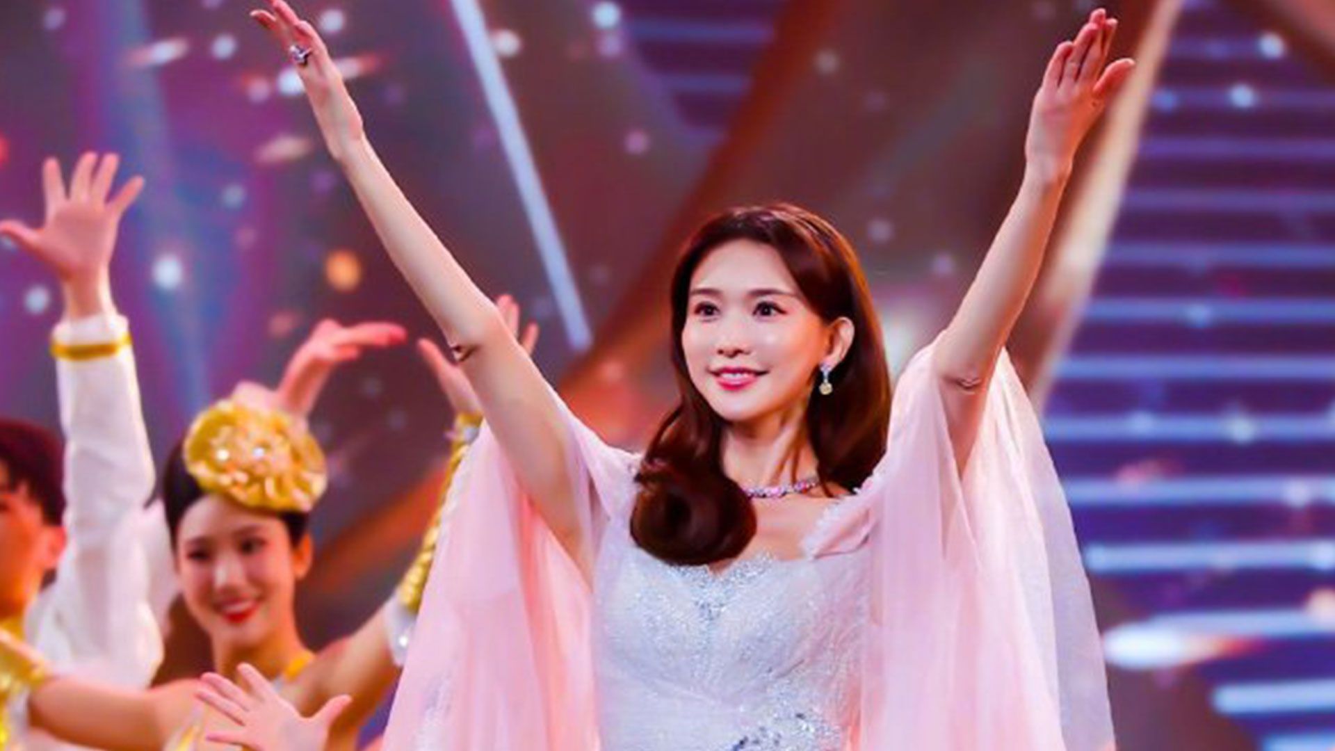 林志玲出席公益活动,面容精致破整容质疑,现场为黑泽良平加油