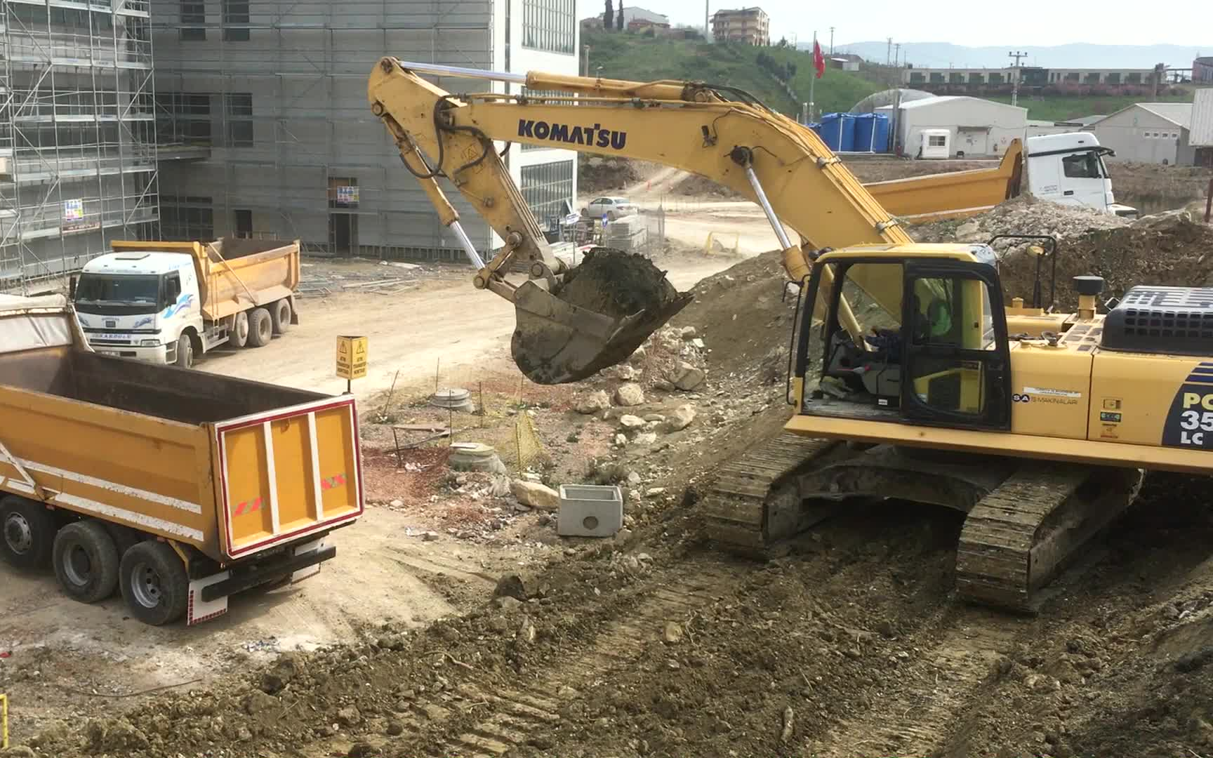 挖掘机小松pc350挖掘机在建筑工地里面施工