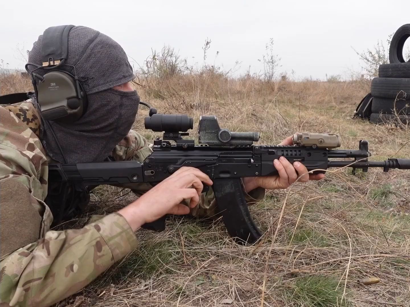 乌军测评缴获的俄罗斯1p87红点镜