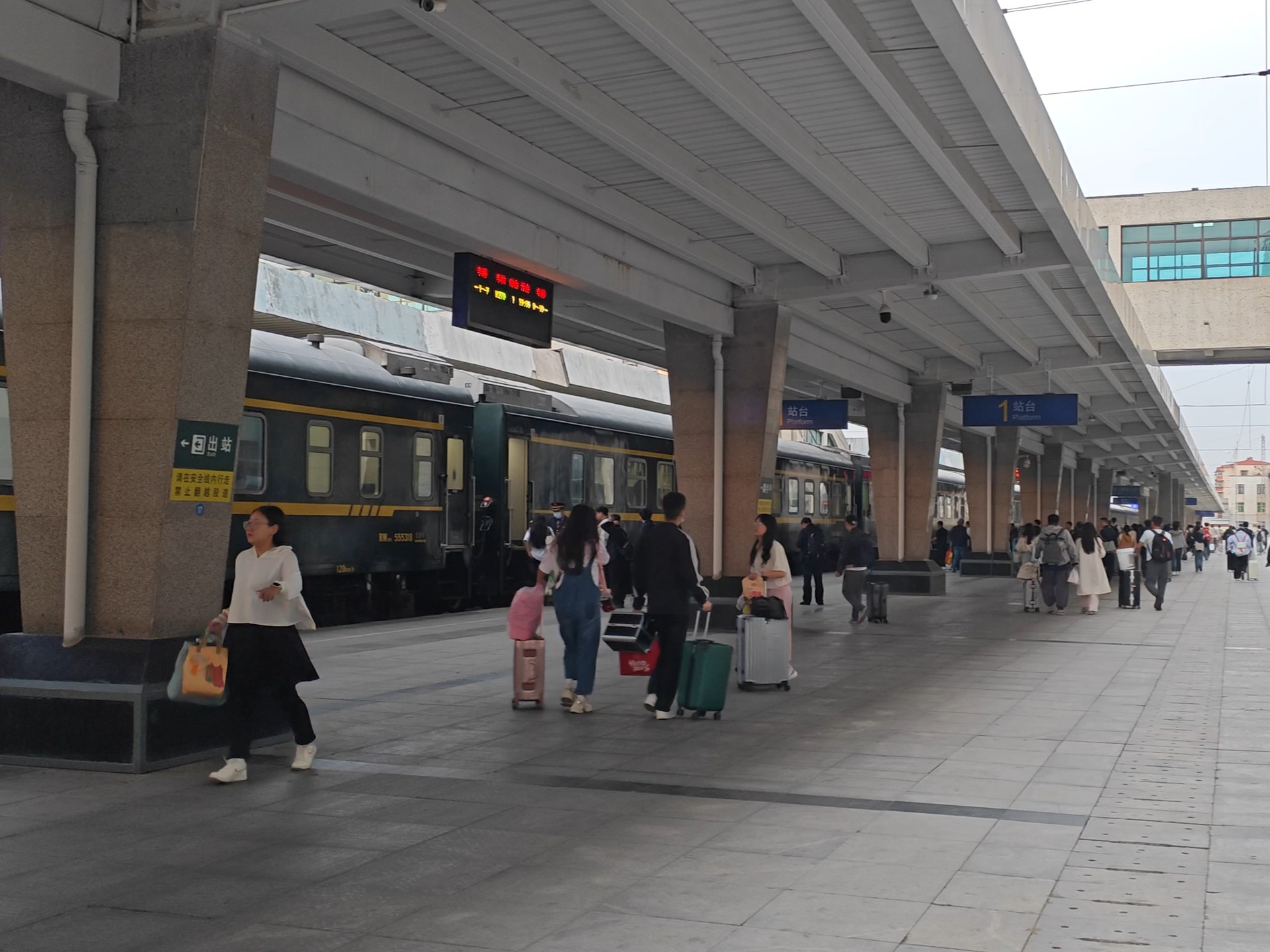 【两台夹一线也可以停始发客车哦】享受洛阳站1站台待遇的k270次随拍