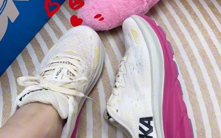 HOKA ONE ONE春夏款克利夫顿9跑步鞋缓震轻量防滑跑鞋很多专业人士才知道的品牌!在跑鞋中的档次比大部分的牌子都要高,颜值高功能强价格贵,是它...