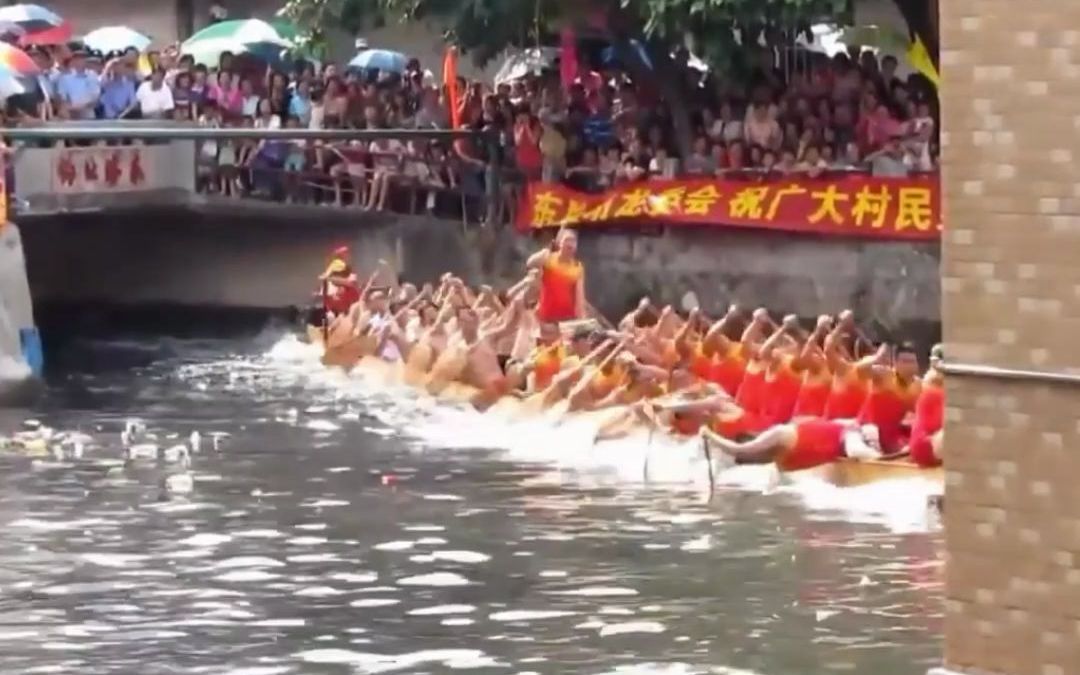 [图]水上运动的速度与激情，端午将近，佛山叠滘龙舟又火热操练起来了，在一条又窄又小的河道赛龙舟还可以漂移过弯真的是刺激又惊险啊