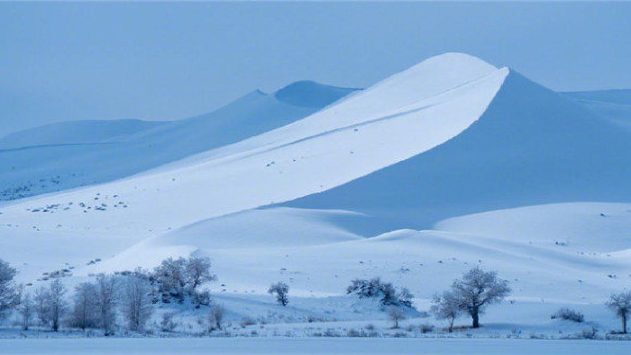 [图]罕见美景！中国最大的沙漠下雪了 沙丘披上银装湖泊宛若童话