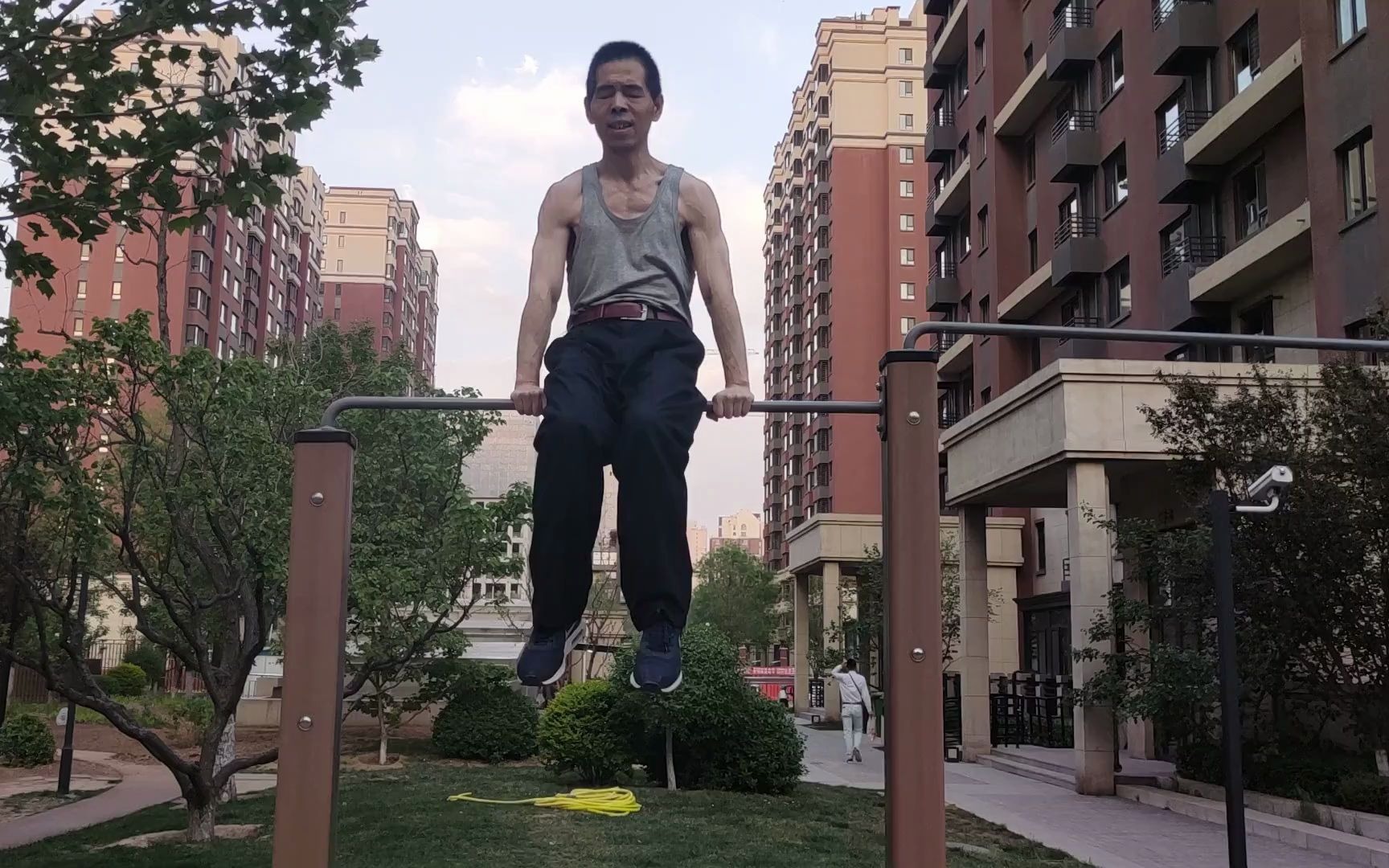 赤膊上阵的单杠大叔