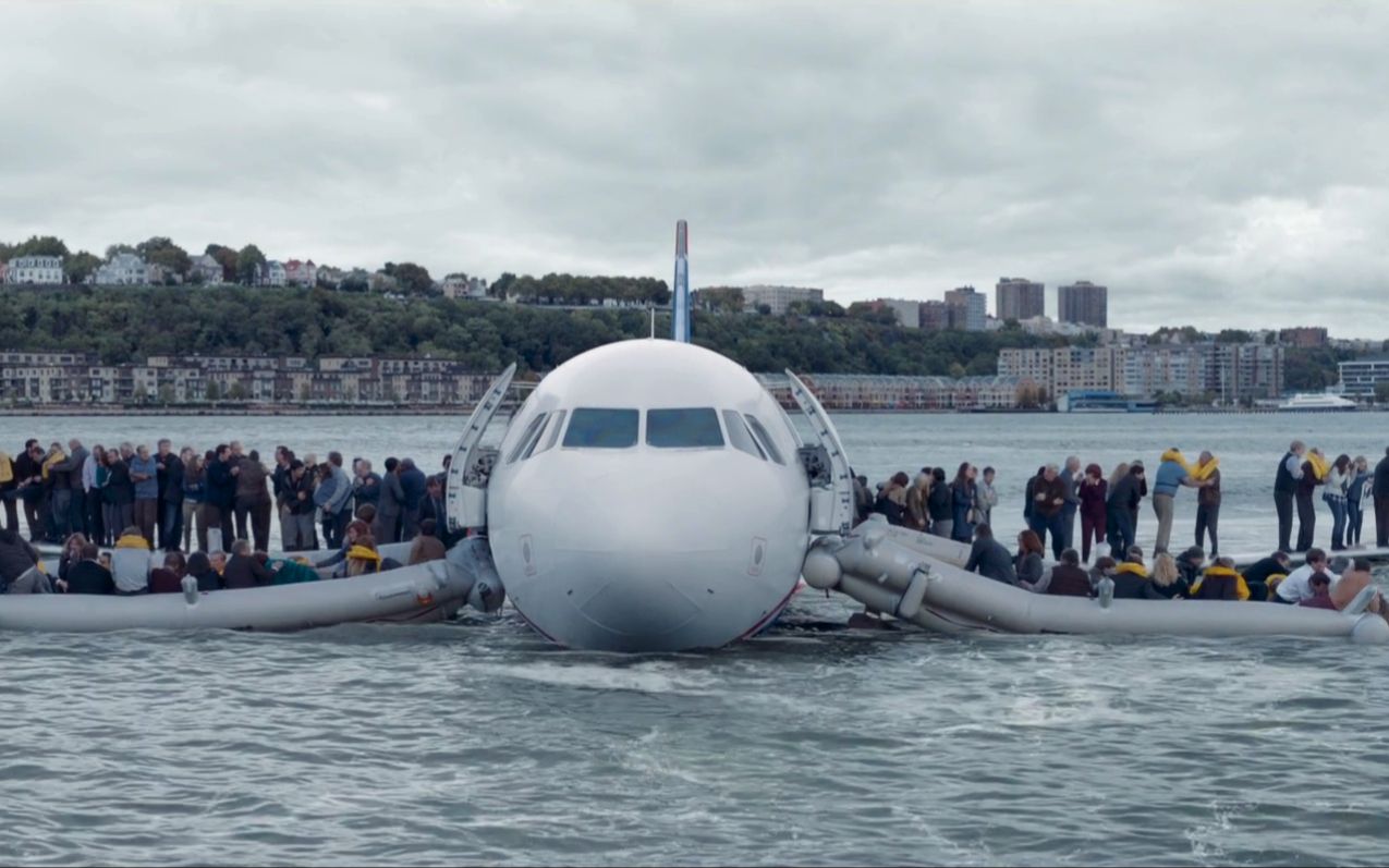 机长将失事飞机迫降到水上,拯救了百名乘客,事后却受到了调查!