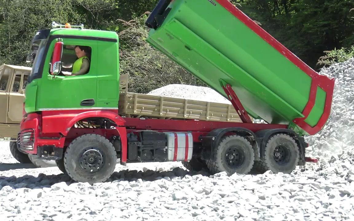 工作中的塔特拉 dc 8 液压自卸车