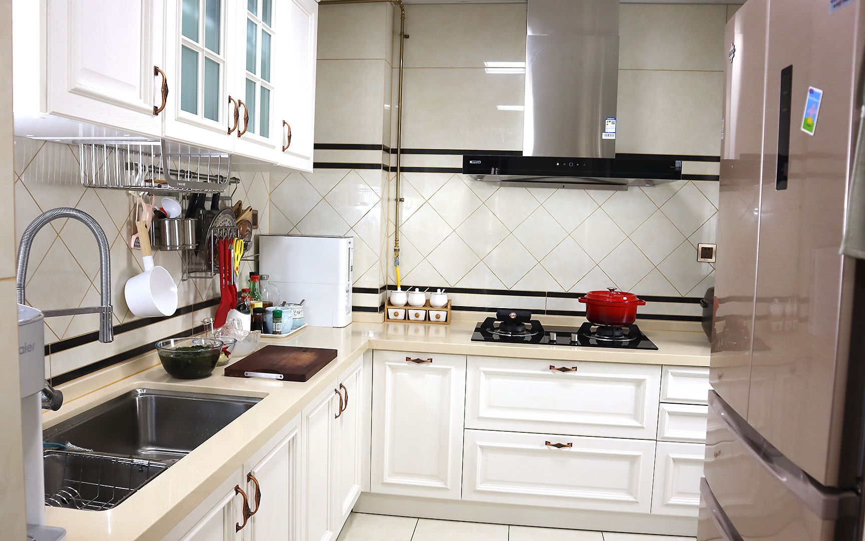 网友说:喜欢我家厨房装修设计,好看的厨具锅具让做饭变有趣!