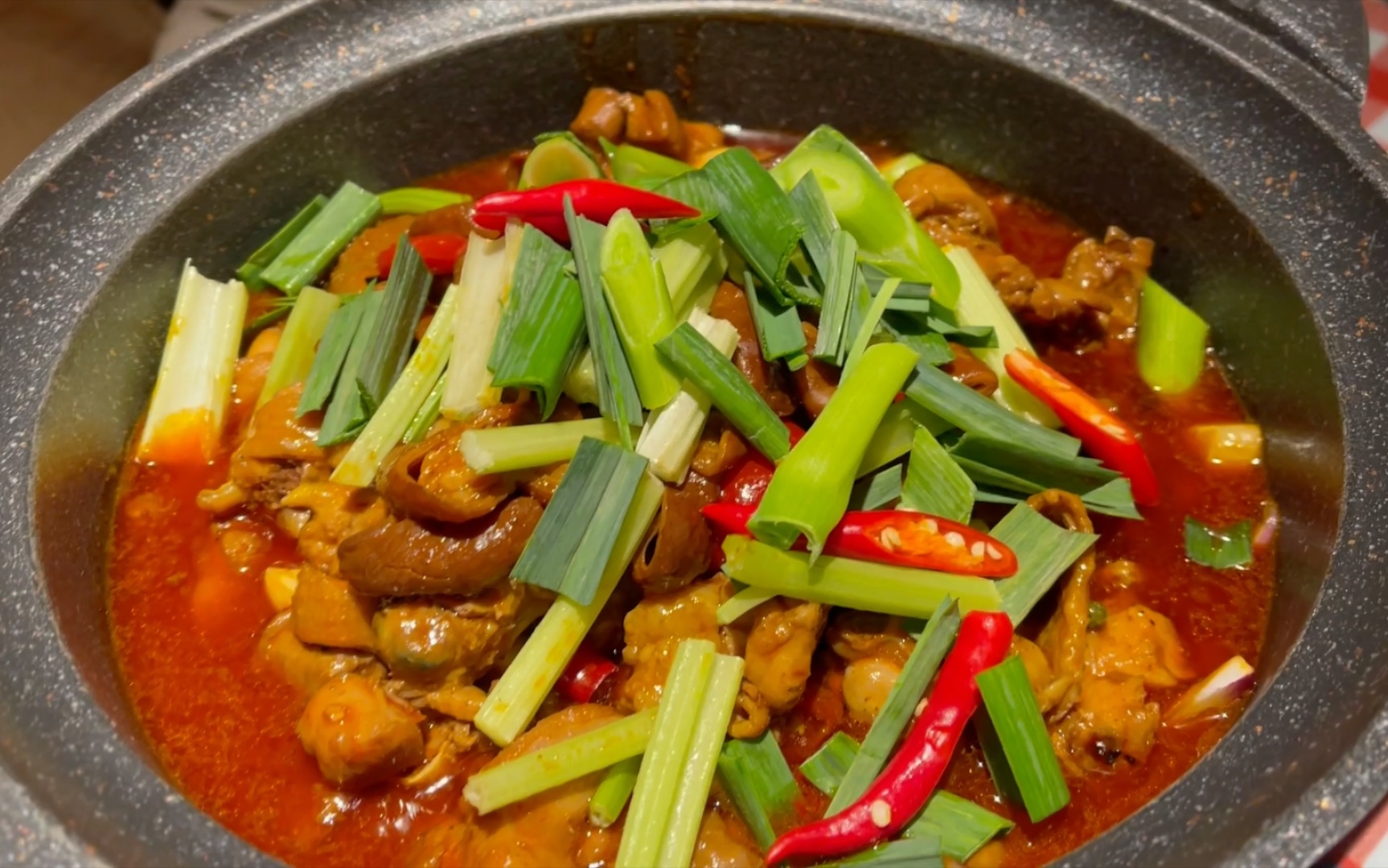 肥肠鸡火锅|火锅的汤汁煮苕粉好好吃!