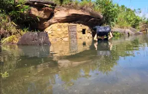 Скачать видео: 我在野外建造的庇护所，一觉醒来被水淹了，不得不紧急在建一座