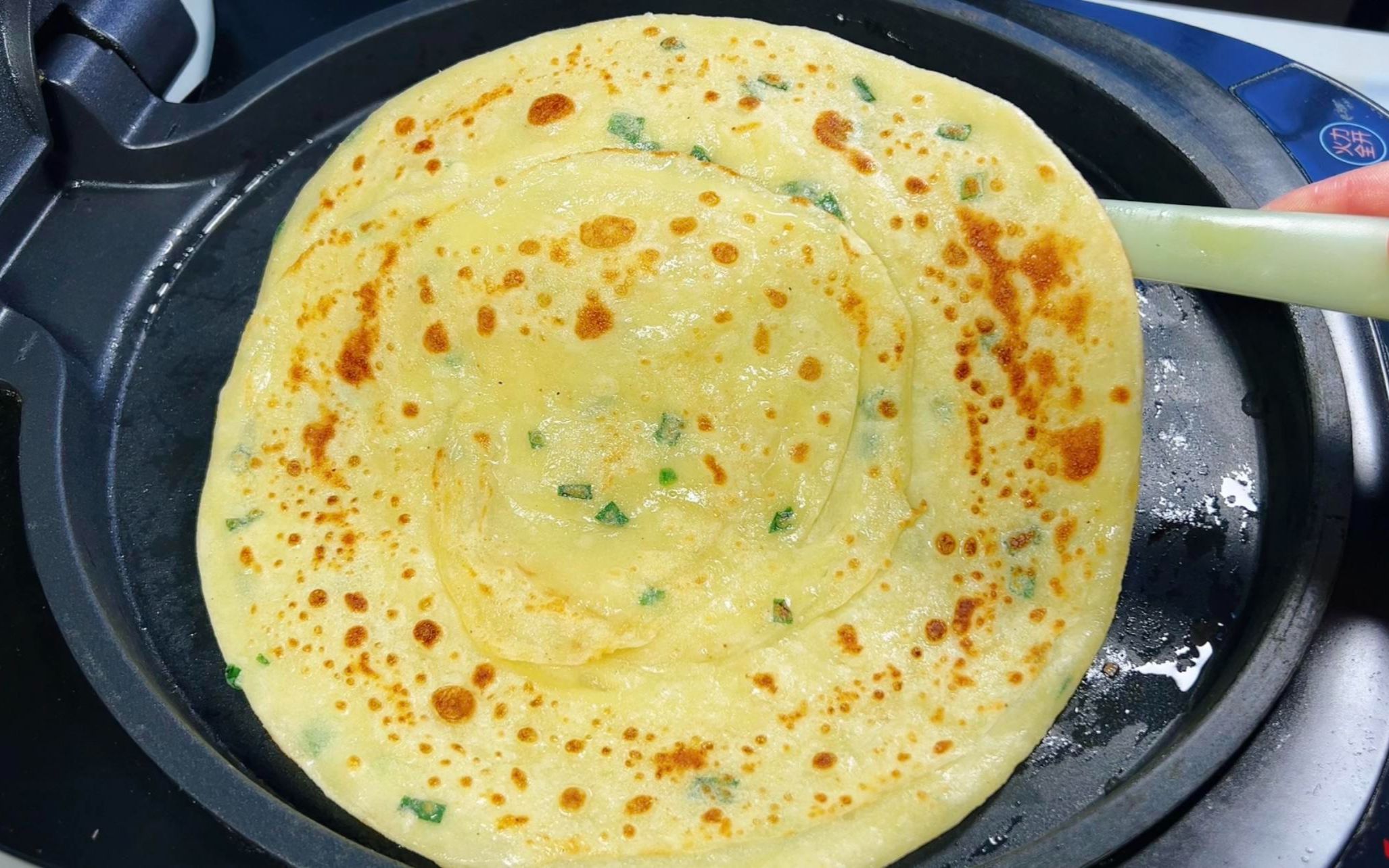 葱油饼好吃有诀窍,加两个鸡蛋,柔软多层,营养好吃,凉了也不硬