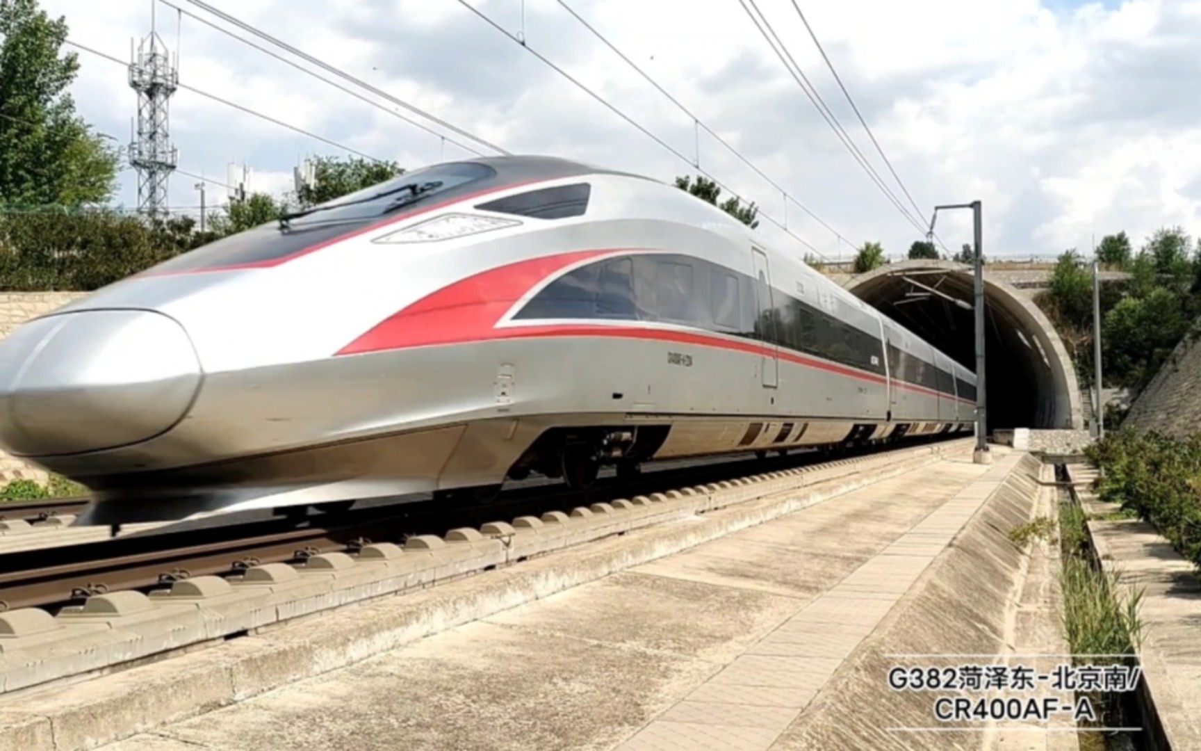 停站车出隧道口!长编组复兴号vs重联和谐号.