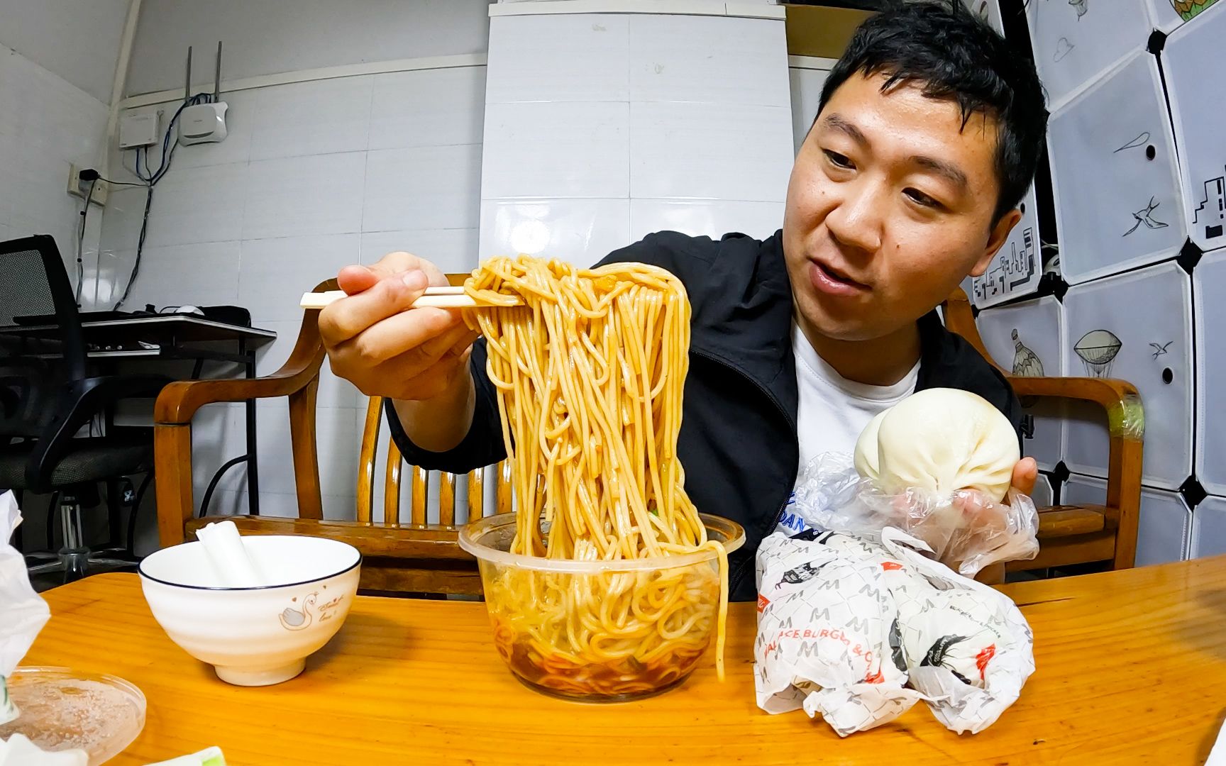 南昌牛腩拌粉配上两个鸡肉卷,小哥再与大家聊聊怎么买电动车哔哩哔哩bilibili