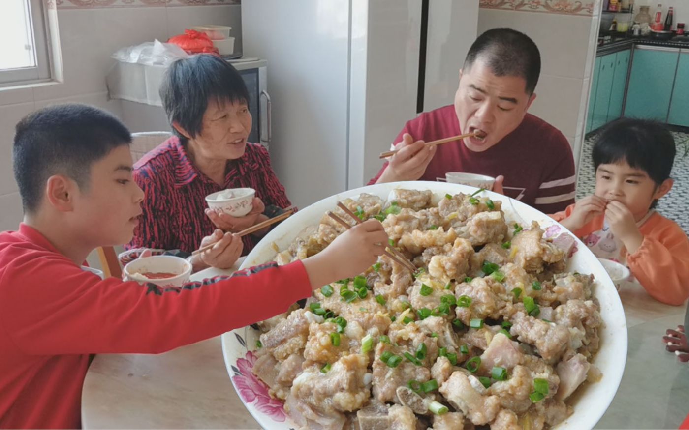 [图]铁头到菜园里差点没找到菜，用2根排骨3个香芋做美味，全家吃美了