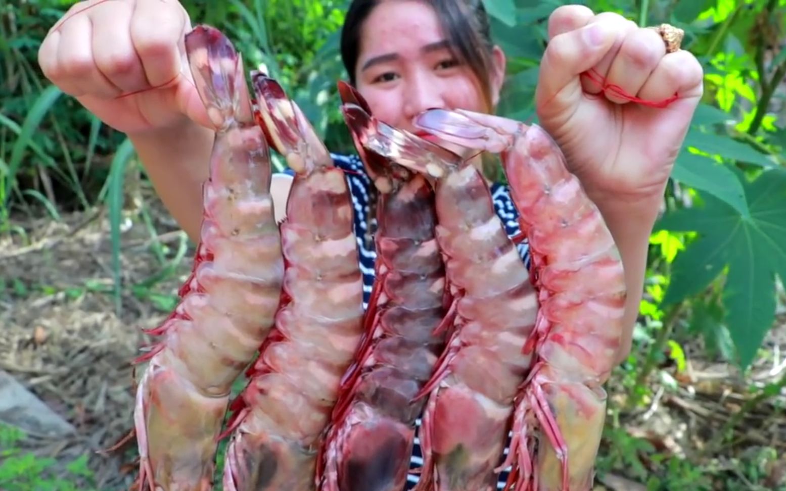 柬埔寨小姐姐美味香辣大虾